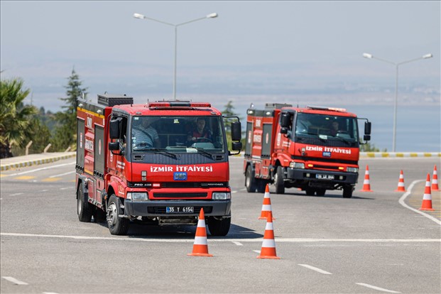 İzmir İtfaiyesi’nin Yeni Şoförleri Zorlu Koşullara Hazırlanıyor