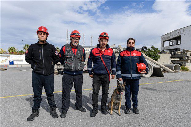 İzmir Depreminde 23 saat oğlunu enkazda bekledi, şimdi başkalarına umut oluyor!