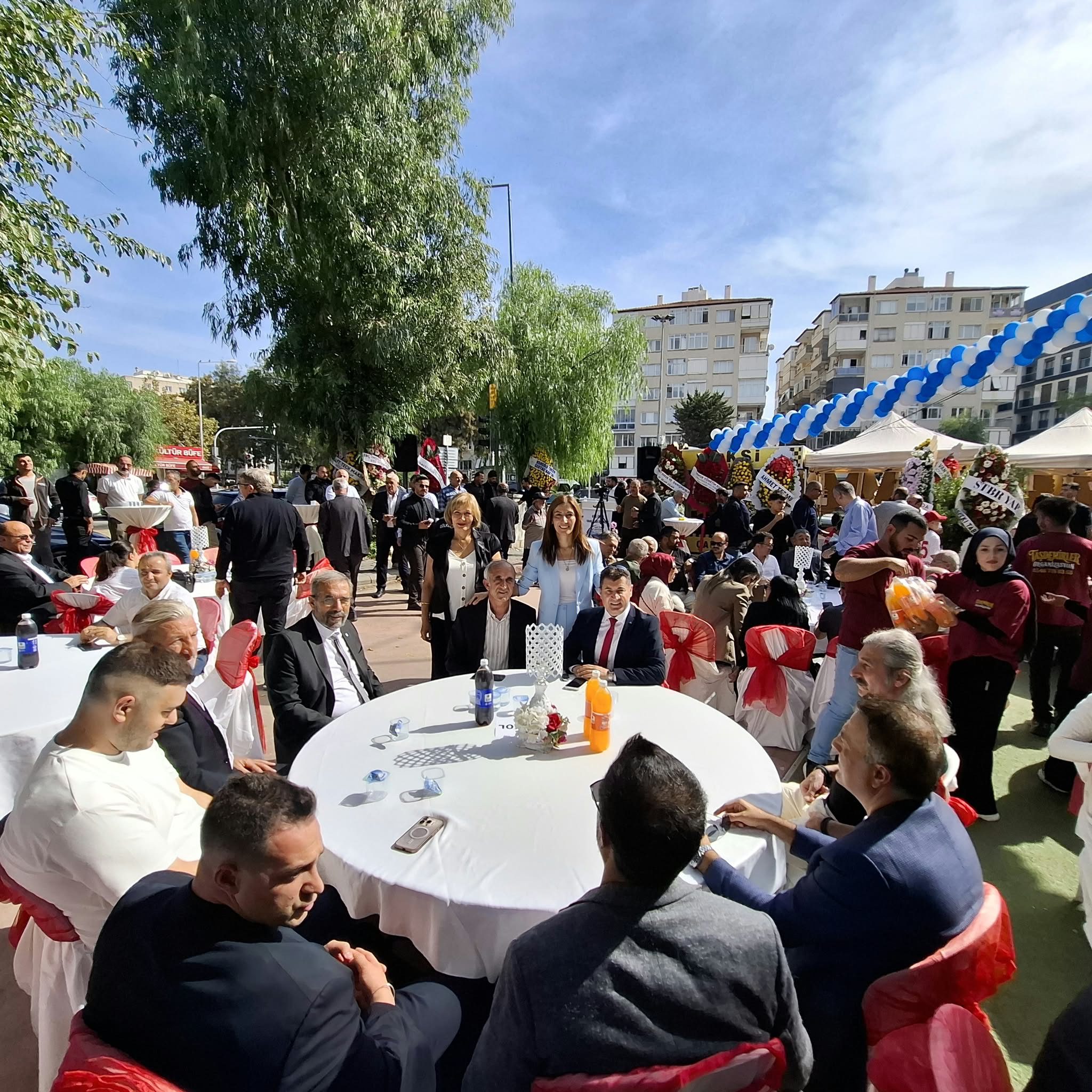 EGE İZMİR VANLILAR DERNEĞİ GÖRKEMLİ KATILIMLA AÇILDI